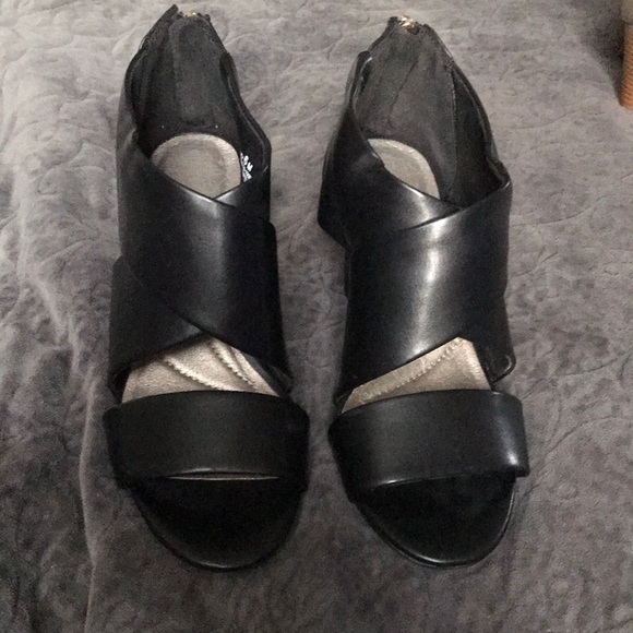 Black size 6 heels - Picture 1 of 7